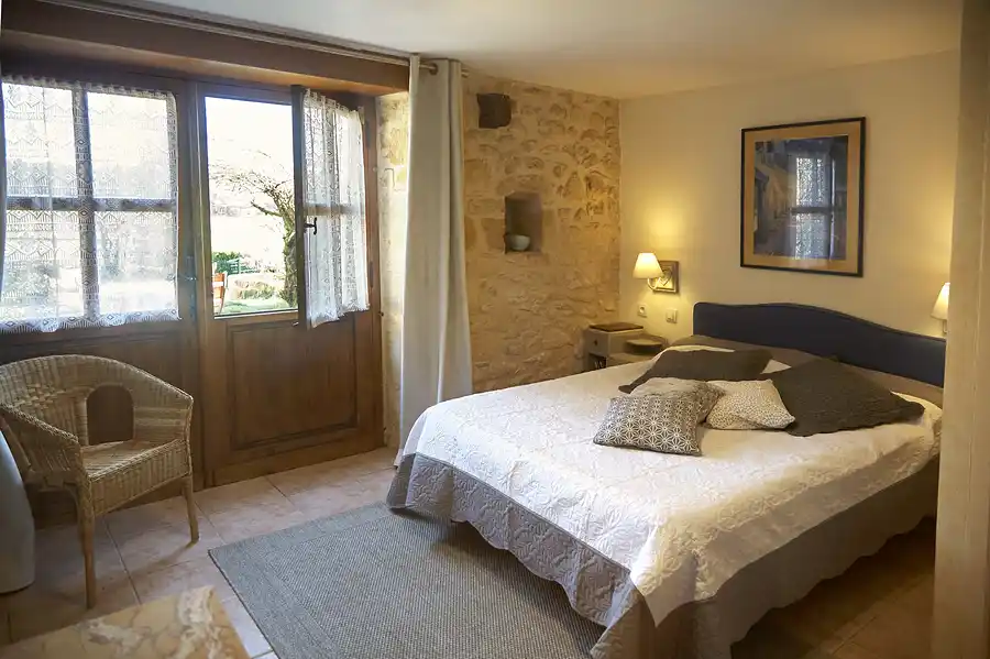 chambre-double chambre parentale donnant sur le jardin