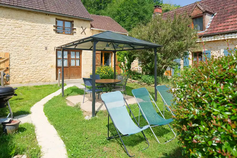 jardin_gite Le jardin privé du gite et son mobilier.